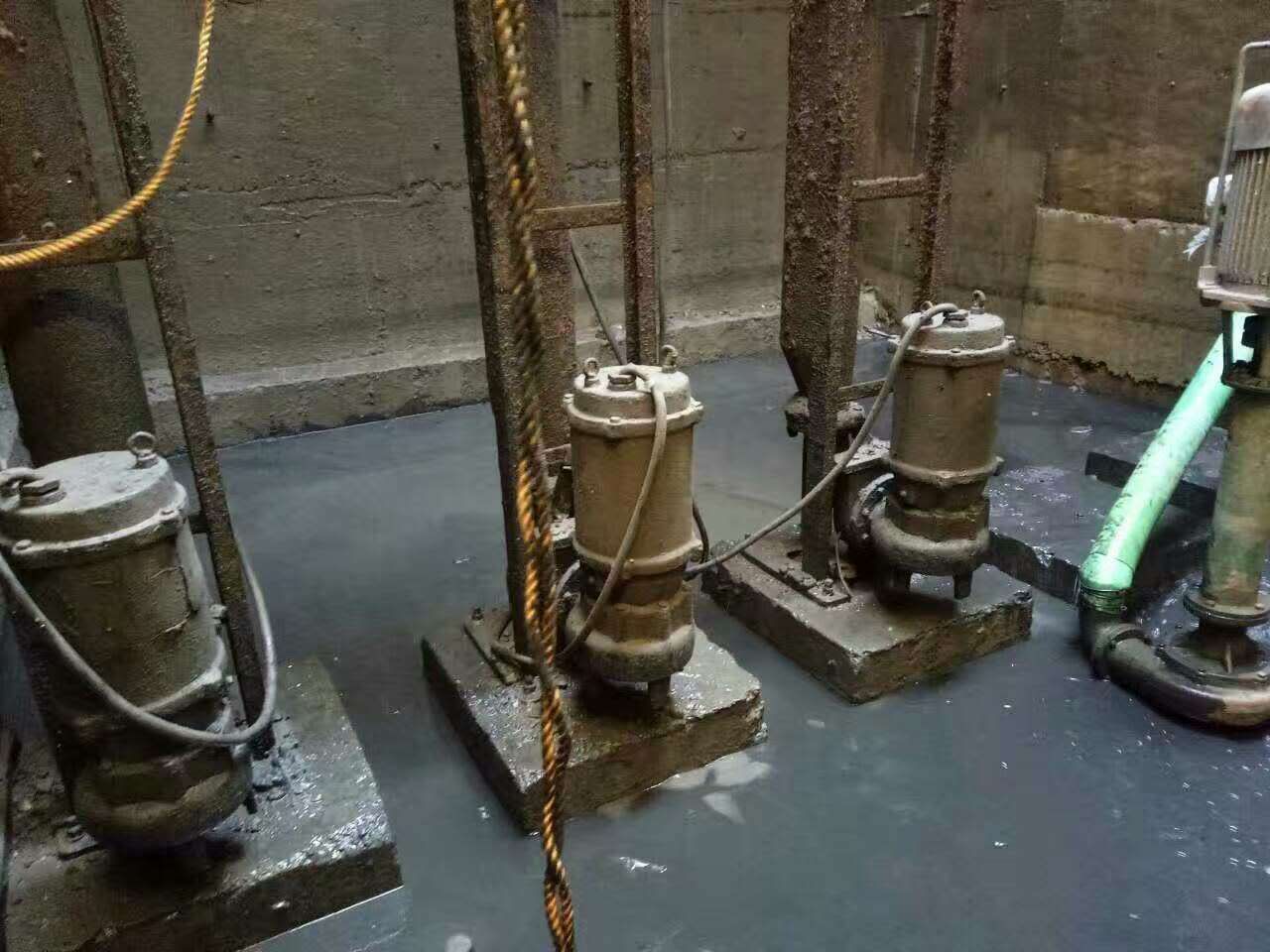 渔洋镇污水池清理