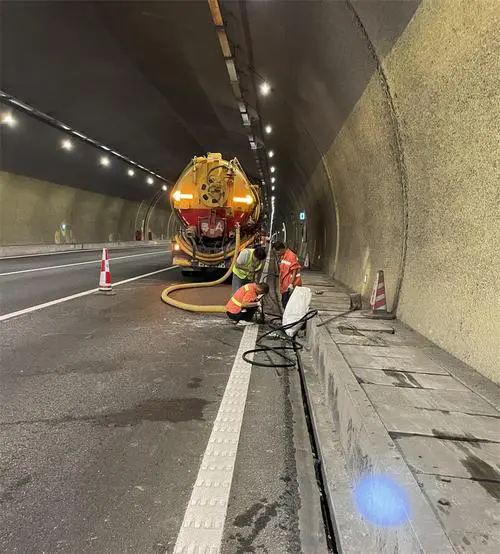 渔洋镇隧道排水渠清淤